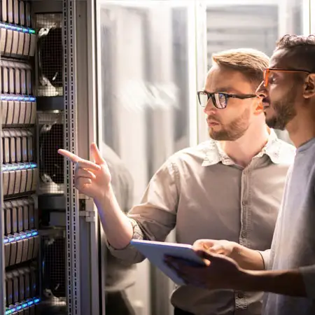 Serviços gerenciados de TI, analista de suporte, trabalhando no Data Center, Microsoft